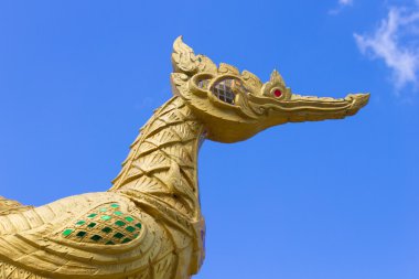 Mavi gökyüzü arka plan üzerinde Tay altın Kuğu