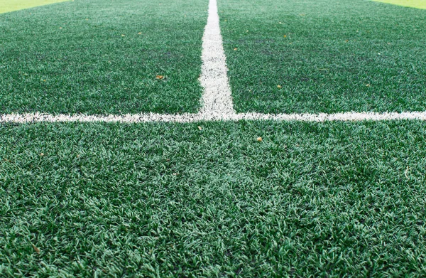 Weiße Seitenlinie auf dem Fußballplatz — Stockfoto