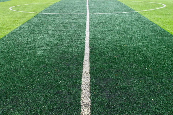 Linea centrale bianca sul campo di calcio — Foto Stock