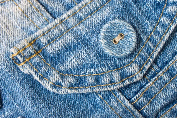 Jeans knop rechtsboven met deel van Pocket op bleke blauw J — Stockfoto