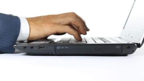 Close-Up Hand van zakenman die op laptopcomputer te typen — Stockvideo