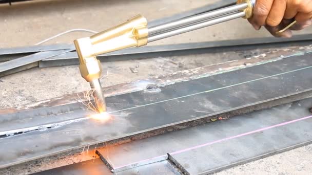 Hoja de corte de metales con Gas de acetileno arriba abajo — Vídeo de