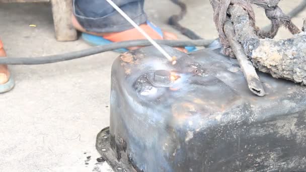 Voorbereiding van de barst van de olie Pan en elektrische lassen oppervlak — Stockvideo