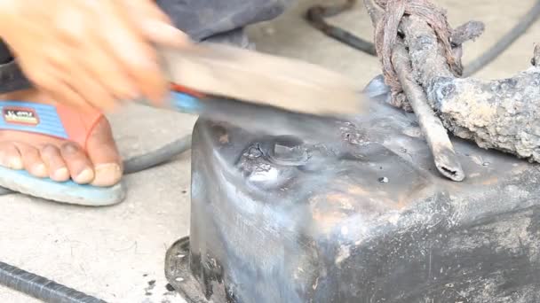 Povrch připravuje Crack olejová vana a elektrické obloukové svařování — Stock video