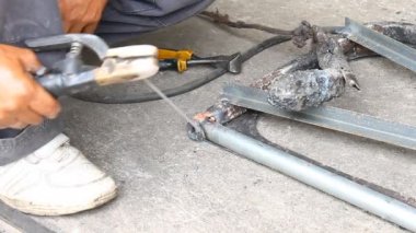 Köşede elektrik ark kaynağı boru