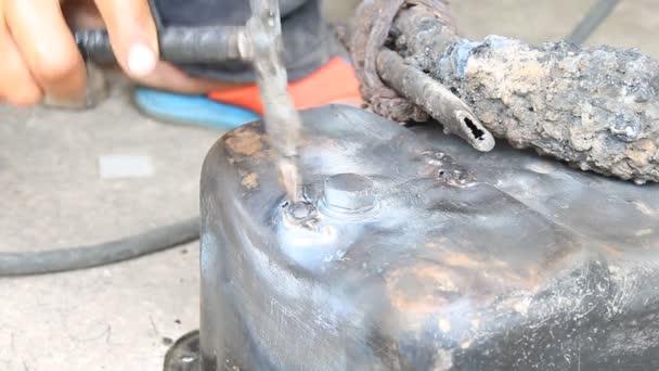 Soldadura por arco eléctrico La grieta de la sartén de aceite - Reparación de piezas de automóviles — Vídeo de stock