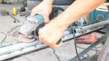 Mekanik taşlama sac araba parçasıdır