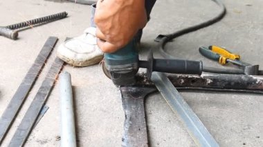 Araba yapısının çelik boru taşlama