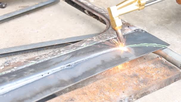 金属板材切割与乙炔气体曲线角 — 图库视频影像