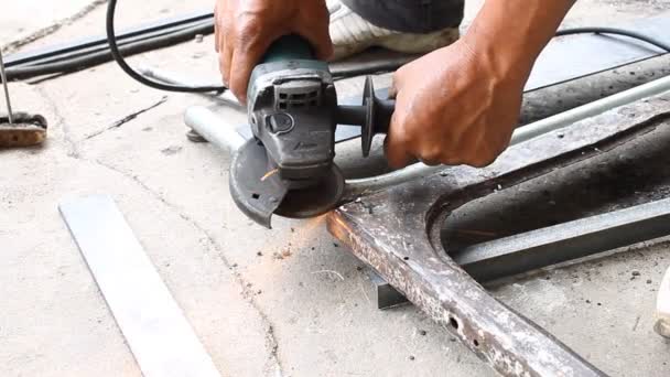 Il tecnico sta macinando il metallo — Video Stock