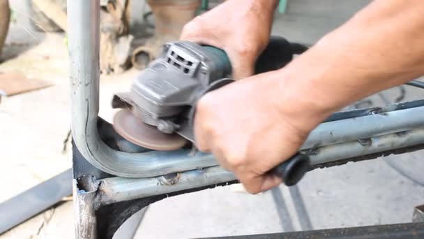 Il tecnico sta macinando la lamiera di parte dell'automobile — Video Stock