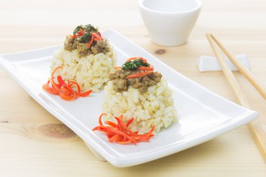 Tavada kızartılmış domuz eti ve fesleğen ve Chopsticks ve küçük Kupası ile tepesinde pirinç