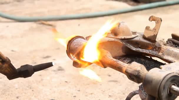 Remoção de buchas de braço de controle superior com queima de fogo — Vídeo de Stock
