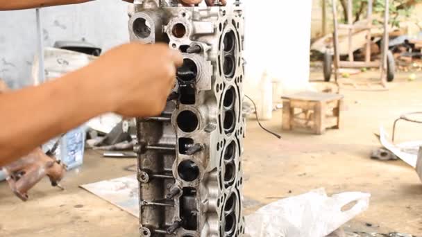 Technicus is reinigen en Service cilinderkop van auto — Stockvideo