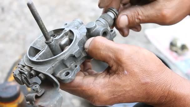 Karburátor, opravy profesionální mechanik — Stock video