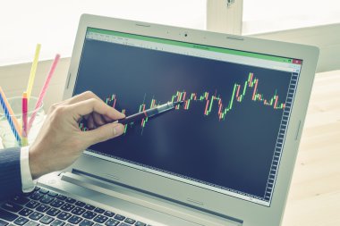 İşadamı noktası ve Forex grafik veya hisse senedi grafik kalem mavi Vintage tarzı üzerinde tarafından analiz