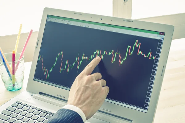 Geschäftsmann Punkt und analysieren Forex-Graph oder Aktiengraph mit dem rechten Finger auf blauen Vintage-Stil — Stockfoto