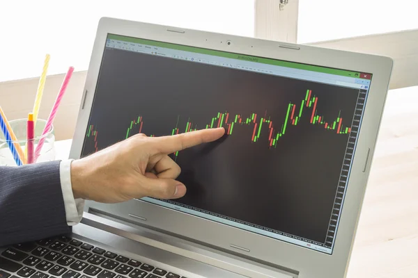 Zakenman punt en analyseren Forex grafiek of voorraad grafiek — Stockfoto