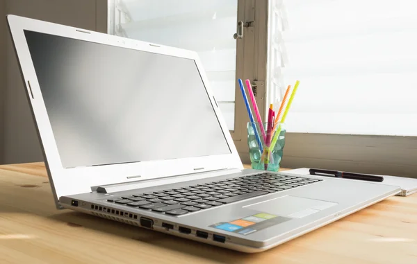 Laptop und Notizbuch und Stift auf Holztisch — Stockfoto