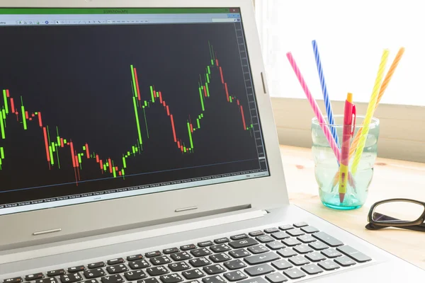 Voorraad of Forex grafiek in Laptop scherm op links weergeven — Stockfoto