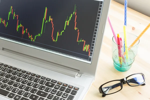 Aktien- oder Devisendiagramm auf dem Laptop-Bildschirm — Stockfoto