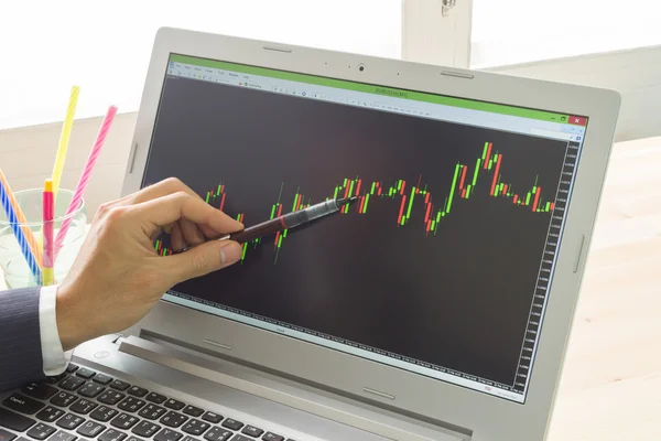 Geschäftsmann Punkt und analysieren Forex-Graph oder Aktiengraph mit Stift — Stockfoto