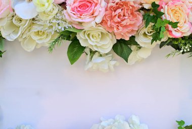 Çiçekler ve yapraklar boş beyaz kağıt uçakla süslenmiş.