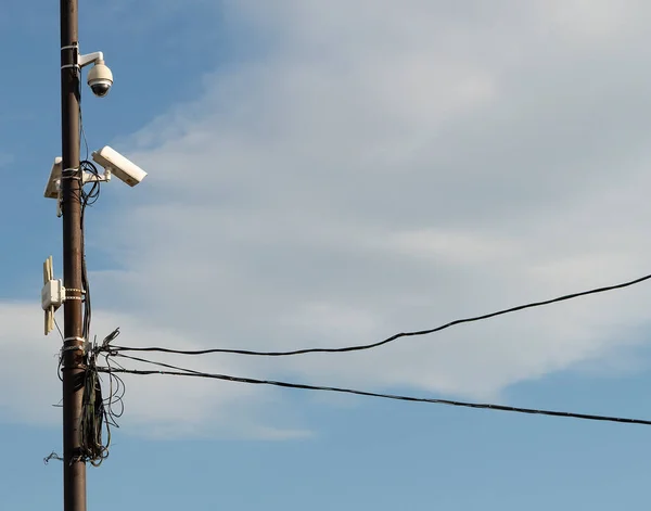 Een Straat Videobewaking Systeem Gemonteerd Een Paal Met Draden Tegen — Stockfoto