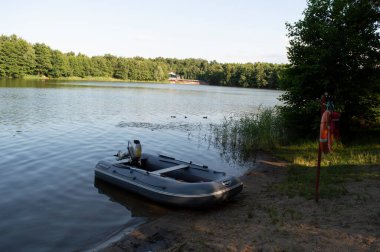 Kaliningrad, Rusya - 11 Haziran 2021 - Mavi göllerde motoru olan bir cankurtaran botu