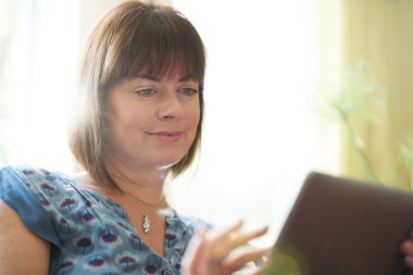 Olgun kadın browsing belgili tanımlık enterne dijital Tablet