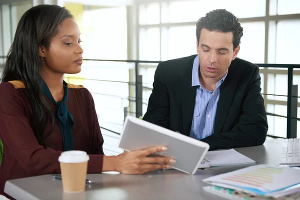 Dos colegas discutiendo ideas usando una tableta — Foto de Stock