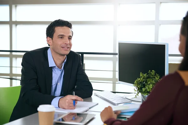 Zwei Kollegen diskutieren Ideen mit Tablet und Computer — Stockfoto