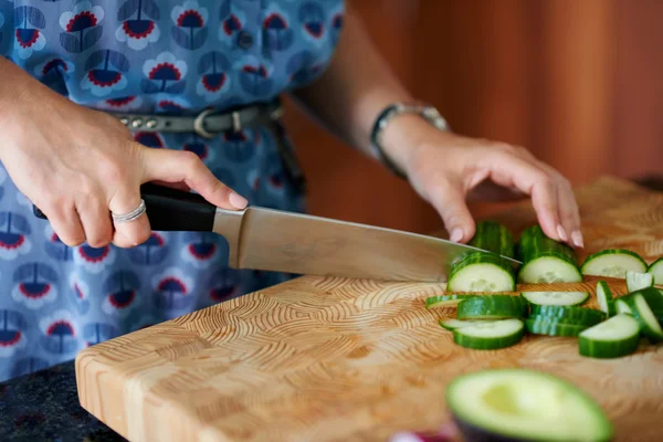 Reife Frau hackt Gemüse — Stockfoto