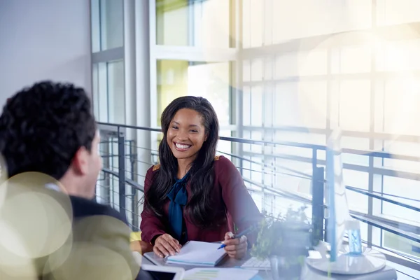 Twee collega's bespreken van ideeën met behulp van een tablet en computer — Stockfoto