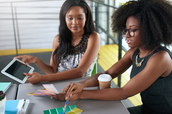 Two  colleages discussing ideas using a tablet computer — Stock Photo, Image