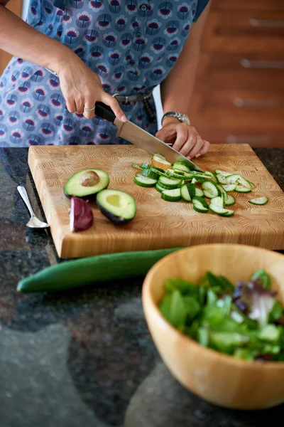 Mature woman chopping vegetables — Stock Photo, Image