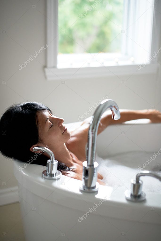 La mujer limpiando el baño con botella de agua — Foto de stock