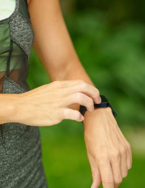 İki Olgun kadın tutmak tarafından birbirine