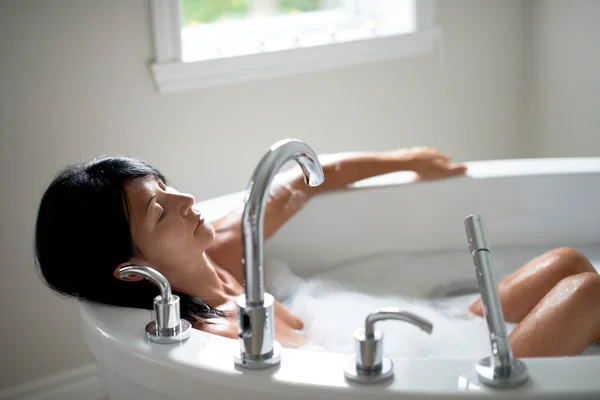 Donna matura in una vasca da bagno — Foto Stock