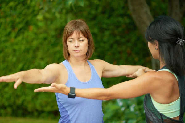 Deux femmes matures gardant la forme en faisant du yoga en été — Photo