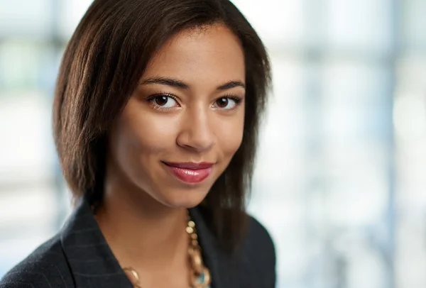 Imagem horizontal de uma atraente mulher de negócios afro-americana baleada com campo de profundidade rasa . — Fotografia de Stock