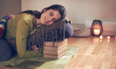 Restoratif yoga yaparken çekici karışık ırk kadın