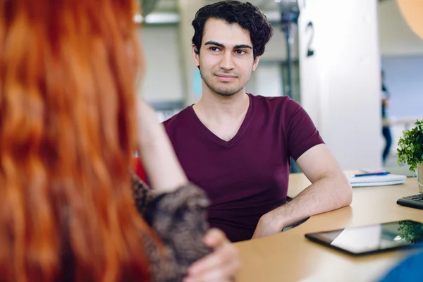 Yaratıcı iş adamları onların sonraki proje beyin fırtınası bir açık kavram ofiste unposed grubu. — Stok fotoğraf