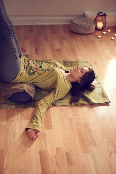 Atractiva mujer de raza mixta haciendo yoga restaurativo —  Fotos de Stock