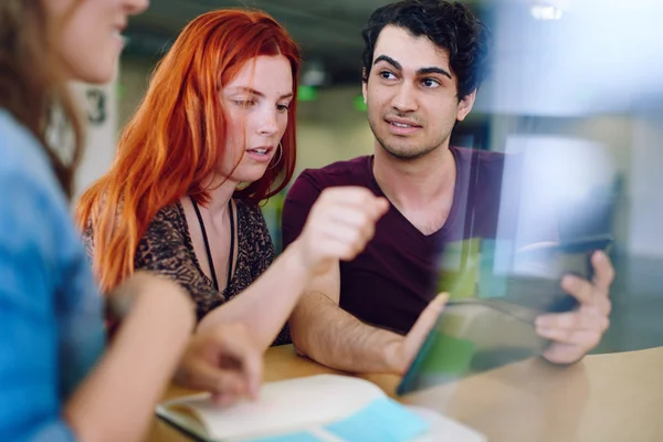 Gruppe kreativer Geschäftsleute in einem Großraumbüro beim Brainstorming für ihr nächstes Projekt. — Stockfoto