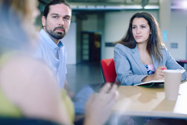 Grupo desconocido de empresarios creativos en una oficina de concepto abierto haciendo una lluvia de ideas sobre su próximo proyecto . —  Fotos de Stock