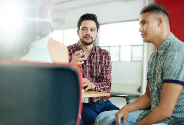 Grupo desconocido de empresarios creativos en una oficina de concepto abierto haciendo una lluvia de ideas sobre su próximo proyecto . —  Fotos de Stock