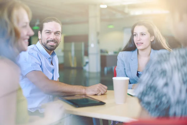 Gruppe kreativer Geschäftsleute in einem Großraumbüro beim Brainstorming für ihr nächstes Projekt. — Stockfoto