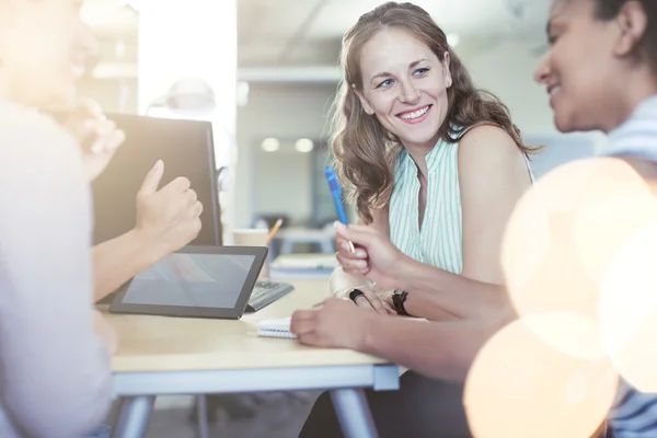 Unposed groep van creatieve zakelijke mensen in een open concept-kantoor dat hun volgende project brainstormen. — Stockfoto