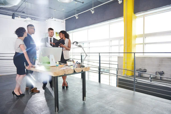 Team erfolgreicher Geschäftsleute bei einem Meeting im sonnigen Büro der Geschäftsleitung — Stockfoto